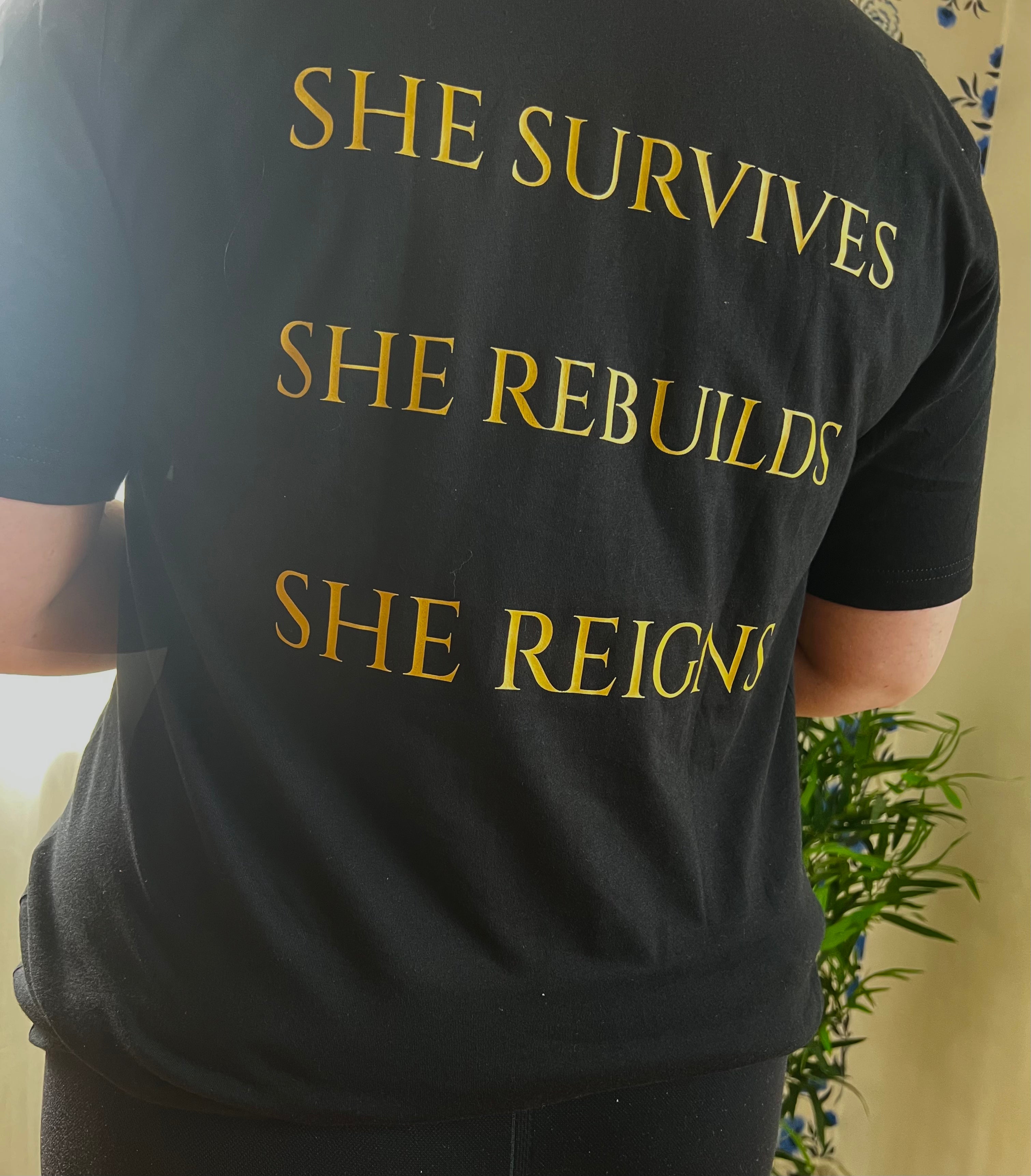 She Survives - Unisex t-shirt